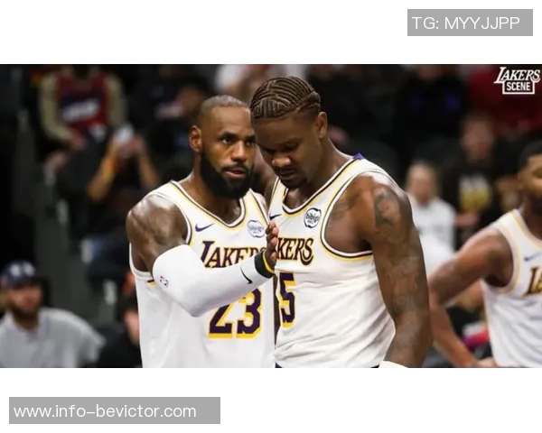 裁判报告揭示布克与詹姆斯接触细节影响比赛判罚的关键时刻