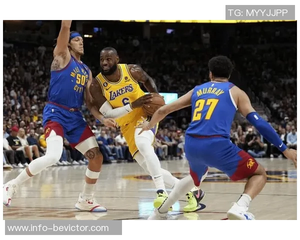 湖人失误频繁如被抄截马刺利用转换进攻给予惩罚