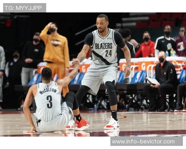 鲍威尔谈球队开局定调强调攻防两端坚持风格的重要性