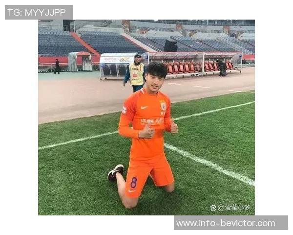 泰山队第72分钟进攻失误谢文能传中直接飞出底线引发球迷失望 泰山队第72分钟进攻失误谢文能传中直接飞出底线引发球迷失望