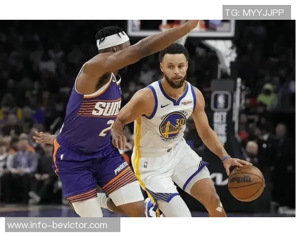 快船与勇士上半场激战小卡表现出色库里紧追不舍比分胶着仅差4分 快船与勇士上半场激战小卡表现出色库里紧追不舍比分胶着仅差4分